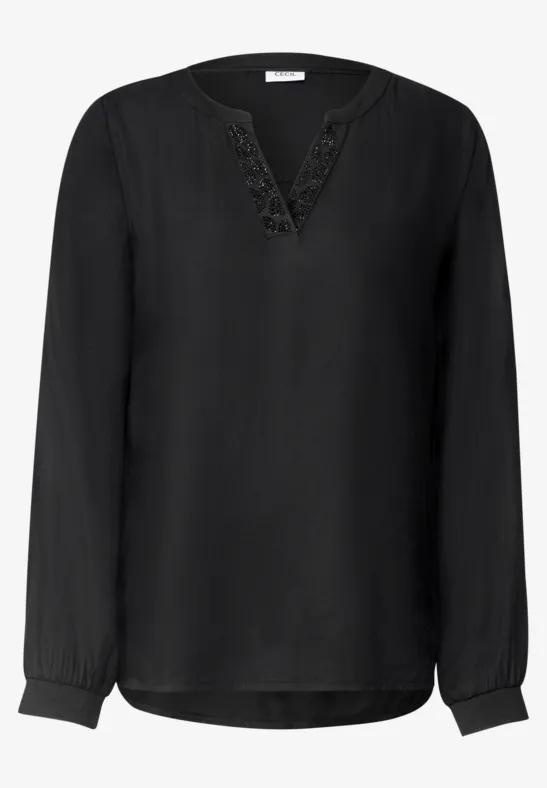 Schwarze Bluse mit V-Ausschnitt und feinem Spitzendetail, lange Ärmel.