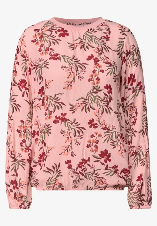 Rosa Longsleeve mit floralem Muster aus roten Blüten und grünen Blättern.