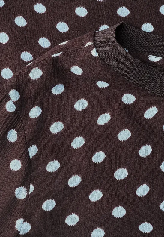 Braunes Shirt mit hellblauen Punkten