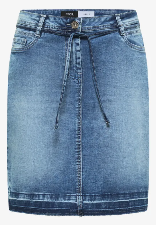 Ein knielanger Jeansrock mit Tunnelzugbund, sichtbarer Mittelnaht und leichtem Ausbleicheffekt.