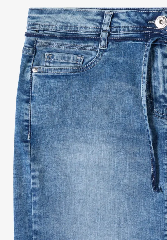 Helle Jeanshose mit Gürtelband, Seitentasche und sichtbarem Knopf in Nahaufnahme