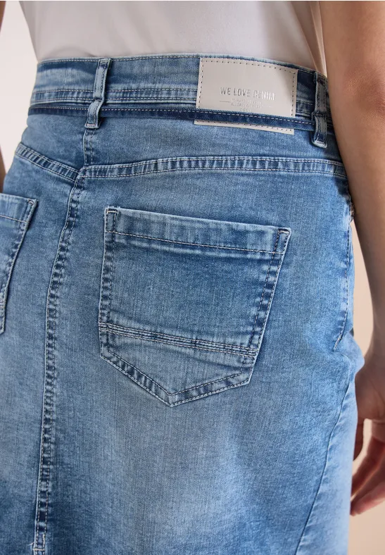 Rückansicht eines hellblauen Jeansrocks mit Gesäßtaschen und Gürtelschlaufen.