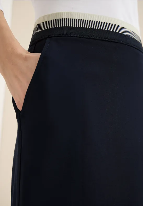 Knielange rok met taillebanddetail universal blue