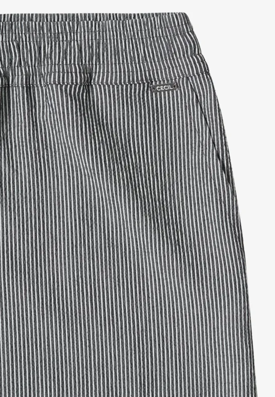 Nahaufnahme eines gestreiften Kleidungsstücks in Blau und Weiß mit elastischem Bund und seitlicher Tasche.