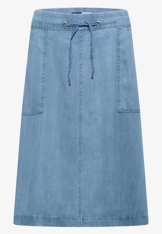Hellblaue Jeans-Rock mit Tunnelzug und aufgesetzten Taschen.