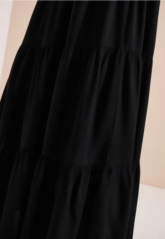 Schwarzes, stufiges Maxikleid aus leichtem, fließendem Stoff