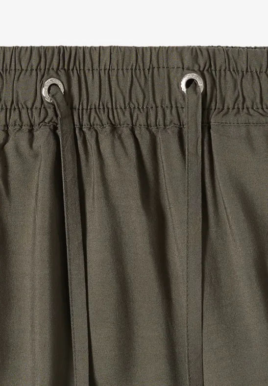 Dunkelgrüner elastischer Bund mit Tunnelzug und Metallösen.