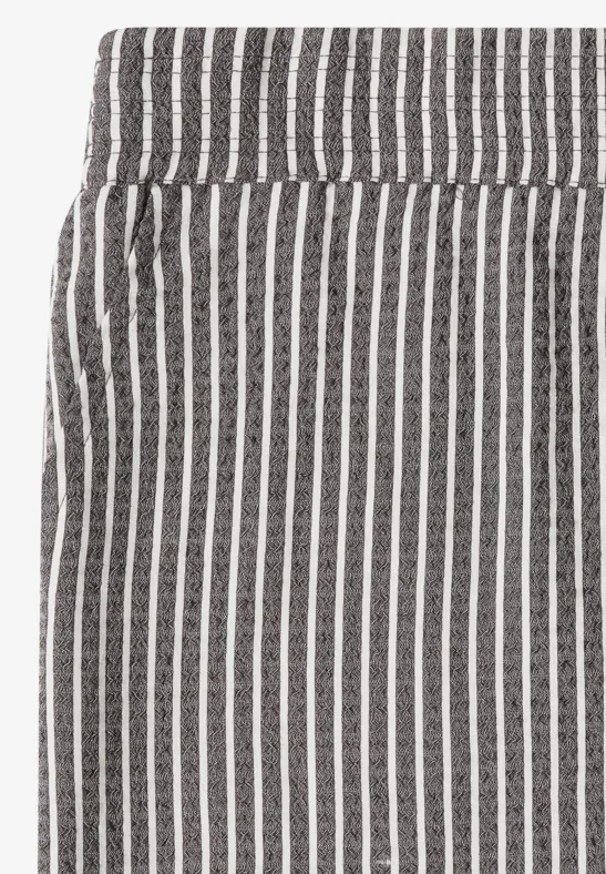 Schwarz-weiß vertikal gestreifte Stoffhose mit elastischem Bund.
