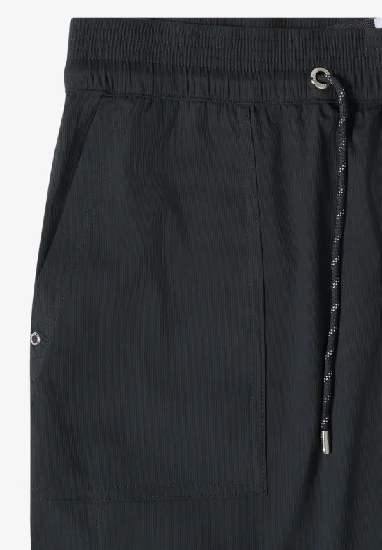 Schwarze Hose mit elastischem Bund und Kordelzug, zwei seitlichen Taschen