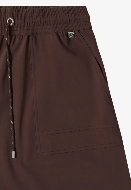 Donkerbruine casual short met elastische taille, trekkoord en opgestikte zakken.