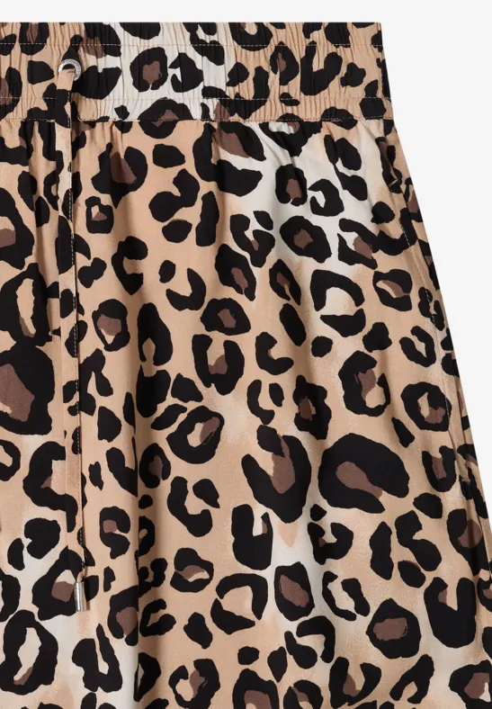 Plissé rok in beige met bruin-zwarte luipaardvlekkenprint.