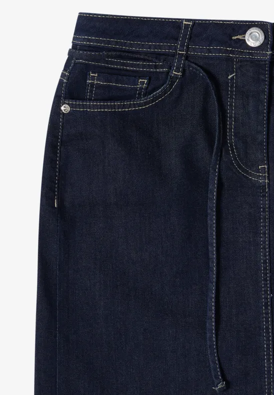 Dunkelblaue Jeans mit Gummizug und Kordel, Close-up von Bund und Taschen.