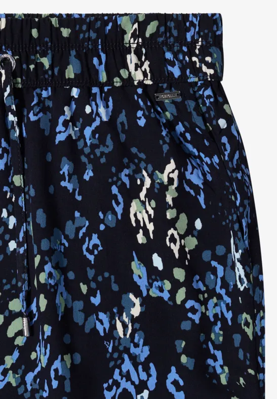 Zwarte rok met elastische taille en blauw-groene bloemenprint.