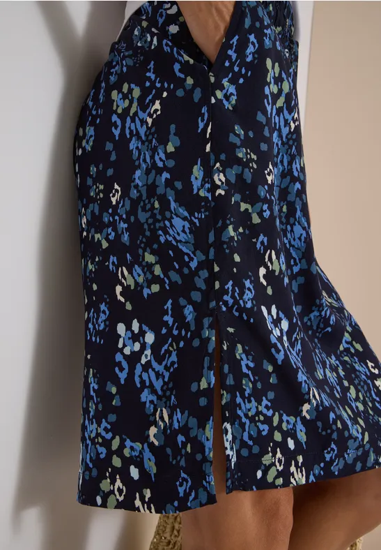 Donkerblauwe rok met abstract blauw dessin, knielengte en zijsplit.