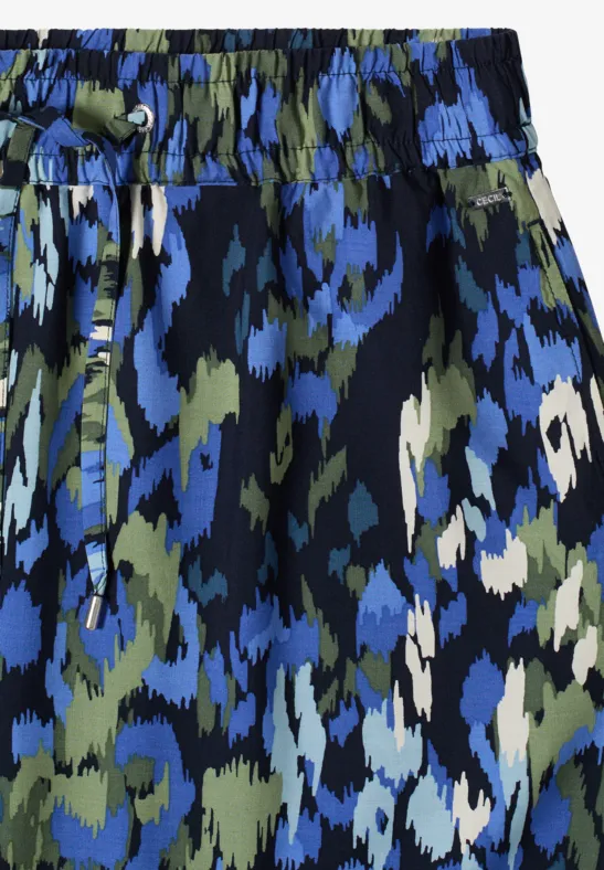Kurze Hose mit elastischem Bund und abstraktem blau-grün-weißem Print.