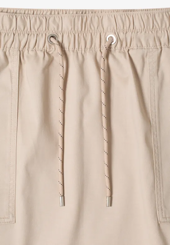 Beige Shorts mit elastischem Bund und Kordelzug.