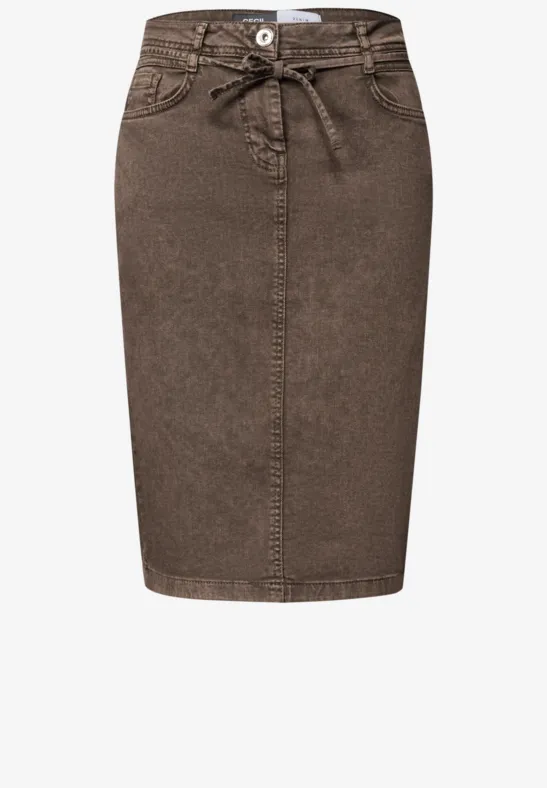 Brauner knielanger Jeansrock mit Bindegürtel und geradem Schnitt.