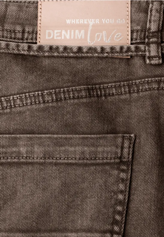 Nahaufnahme einer Jeans mit Gesäßtasche und Label 'DENIM love'.