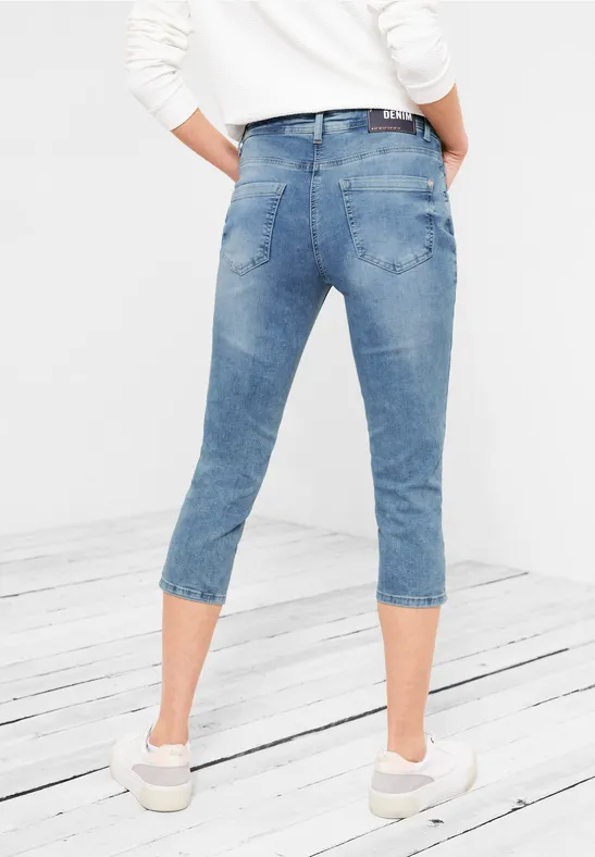 Casual Fit Jeans in 3/4 light blue washed