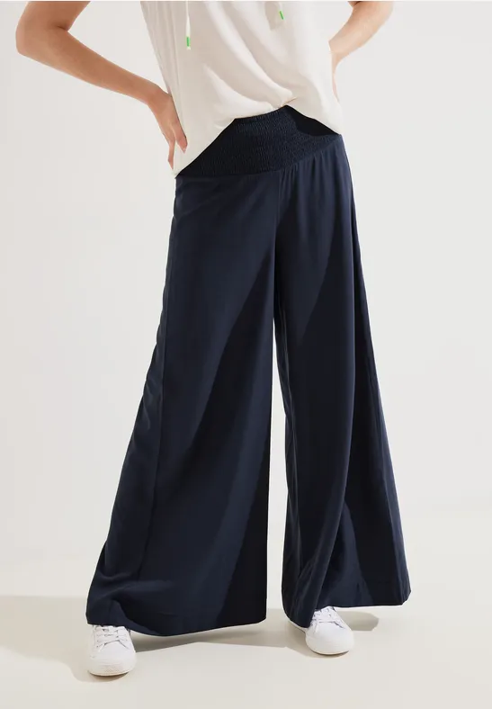 Coupe classique avec taille smockée deep blue