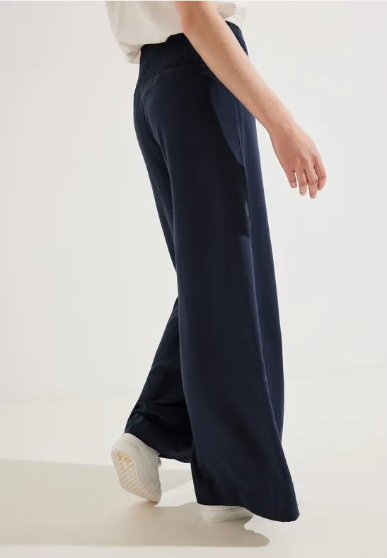 Coupe classique avec taille smockée deep blue