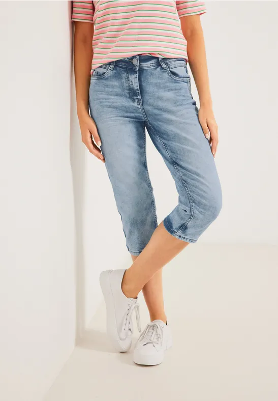 Slim Fit Jeans in 3/4 light blue washed