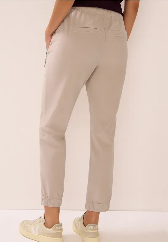 Cordhose im Causal Fit eggshell white