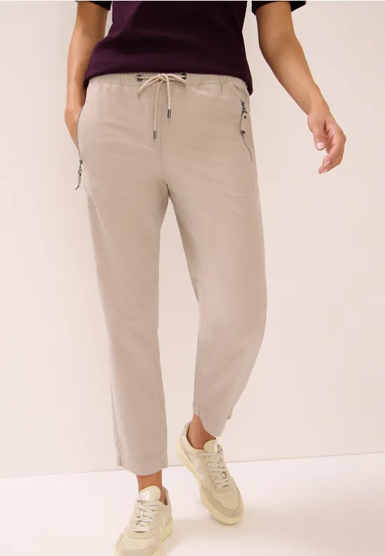 Cordhose im Causal Fit eggshell white
