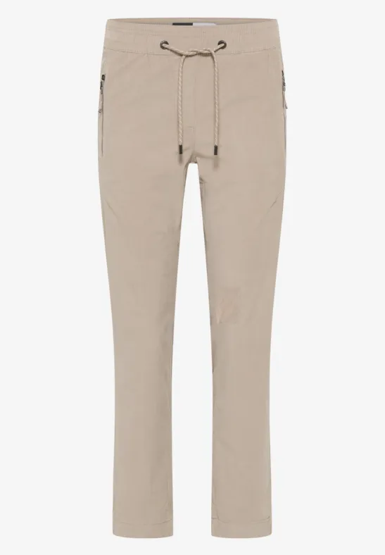 Cordhose im Causal Fit eggshell white