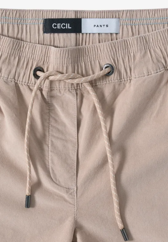 Cordhose im Causal Fit eggshell white