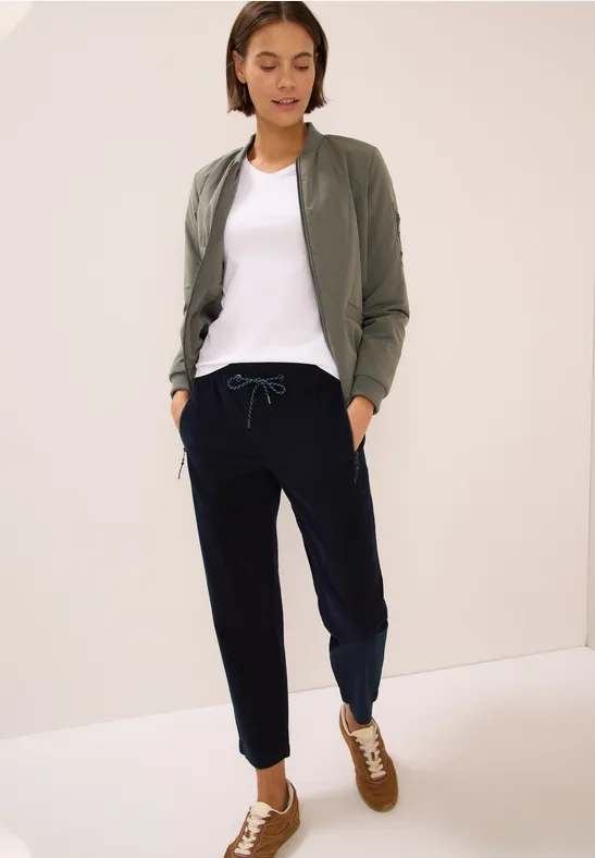 Cordhose im Causal Fit dark blue corduroy