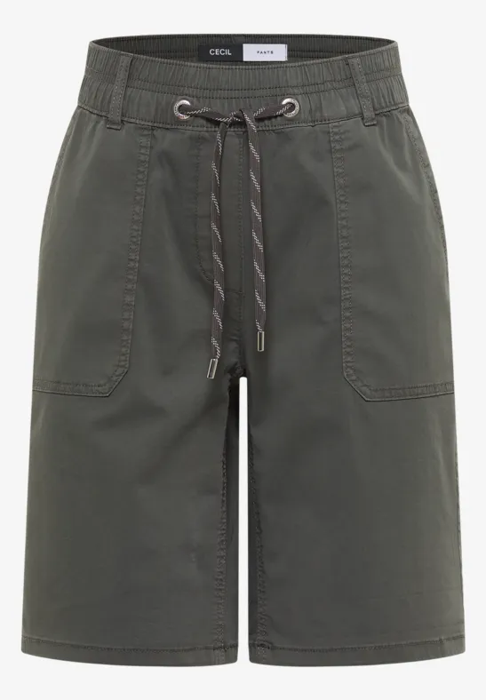 Donkergroene herenshorts tot op de knie met trekkoord in de taille en opgestikte zakken.