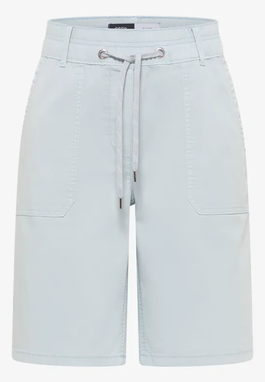 Lichtblauwe knielange short met koordsluiting en opgestikte zakken.