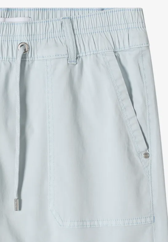 Lichtblauwe shorts met elastische taille, trekkoord en zijzakken.