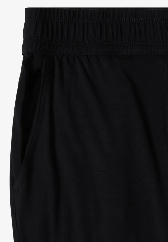 Schwarze Hose mit elastischem Bund und seitlicher Tasche.