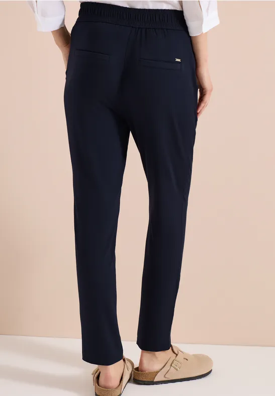Dunkelblaue, gerade geschnittene Damenhose mit elastischem Bund aus weichem Stoff