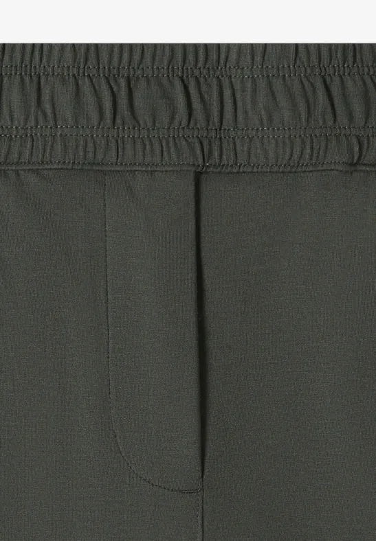 Detailaufnahme einer dunkelgrauen Hose mit elastischem Bund und zentraler Naht.