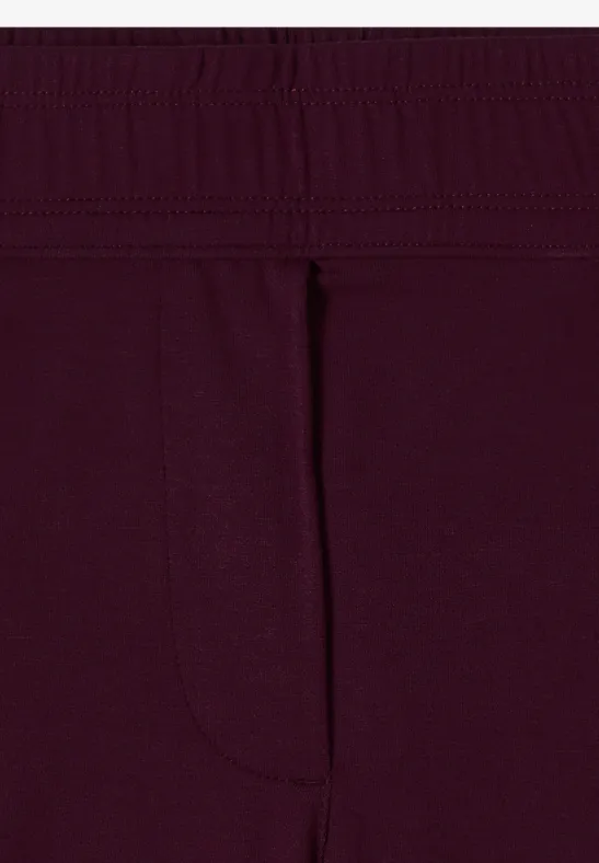 Nahaufnahme einer burgunderroten Boxershorts mit vorderem Öffnungsbereich.