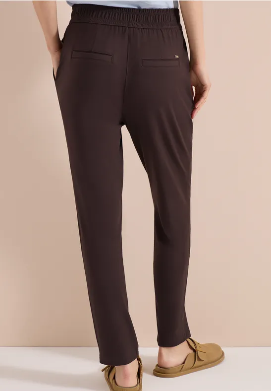 Braune Damenhose mit elastischem Bund und Eingrifftaschen, Rückenansicht