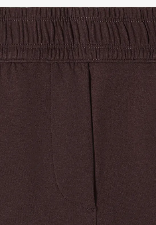 Braune Hose mit elastischem Bund, Detailansicht der Bundpartie.