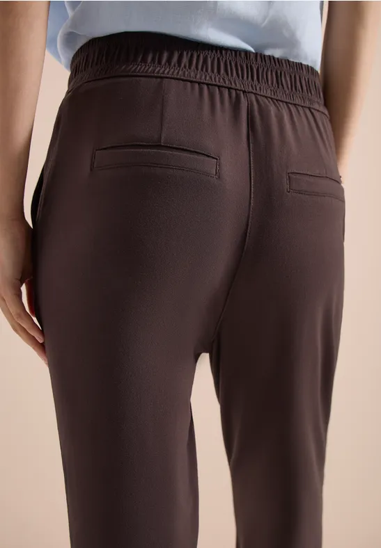 Braune Freizeithose mit elastischem Bund und zwei Gesäßstaschen