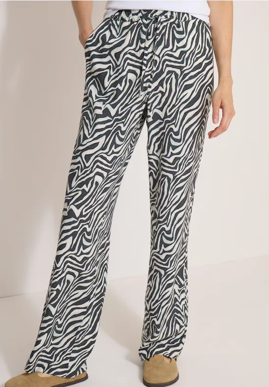 Pantalon large femme à motif zèbre noir et blanc avec ceinture élastique.