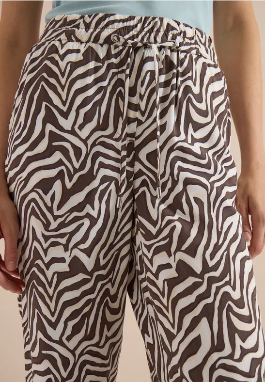 Locker sitzende Hose mit schwarz-weißem Zebra-Muster und elastischem Bund mit Kordel.