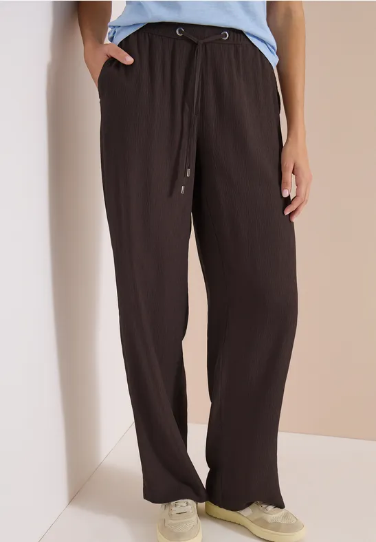 Weite, braune Damenhose mit Tunnelzug am Bund.