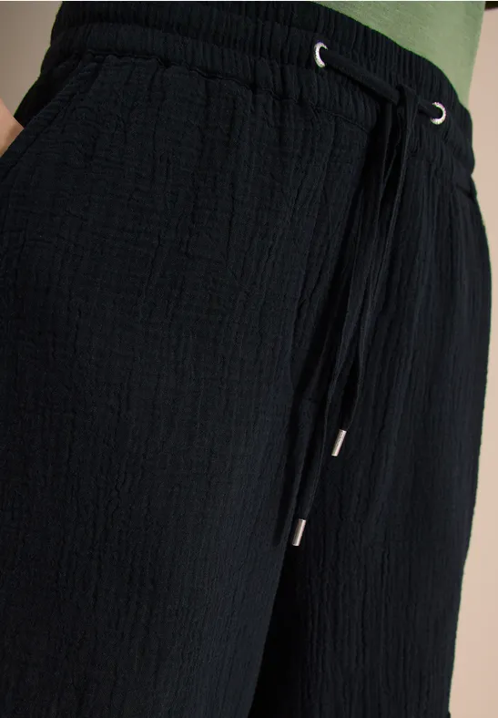 Schwarz texturierte Hose mit elastischem Bund und Kordelzug