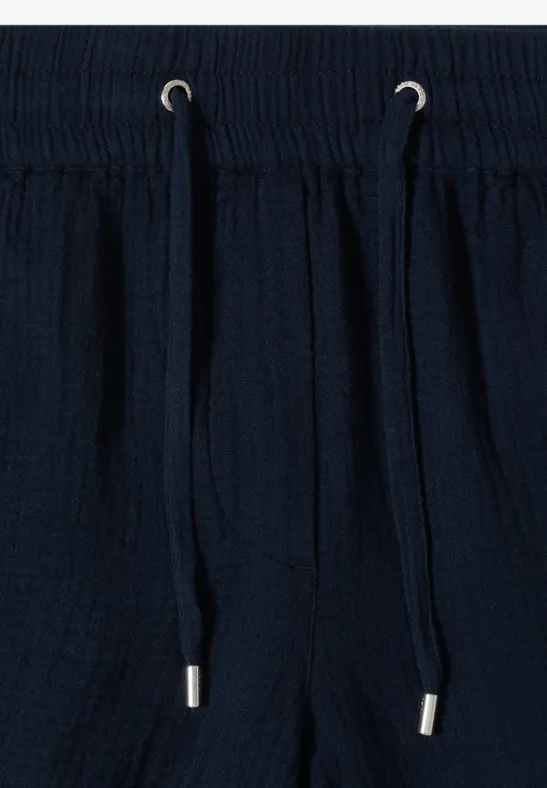 Dunkelblaue Baumwollhose mit Elastikbund und Kordelzug.