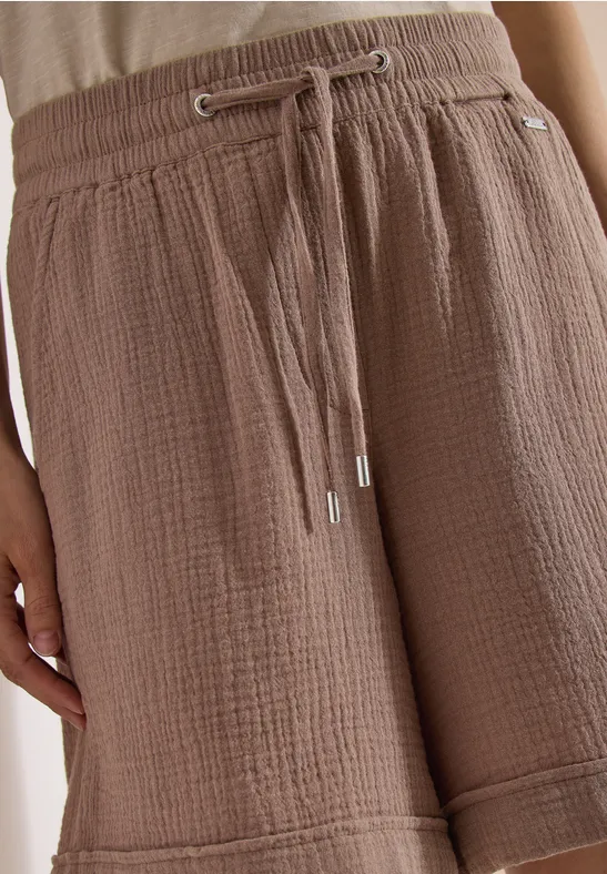 Braune, locker sitzende Baumwoll-Shorts mit Gitterstruktur und elastischem Bund mit Tunnelzug.