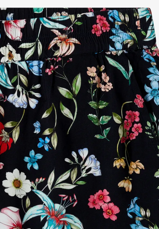 Schwarzer Stoff mit buntem Blumenmuster, weiße, rosa und blaue Blüten sowie grüne Blätter.