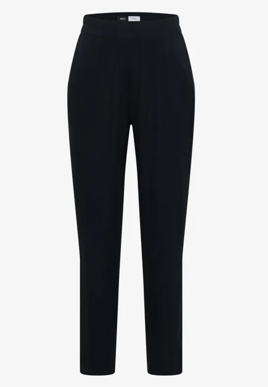 Zwarte, eenvoudige broek met smalle pijpen en elastische taille.