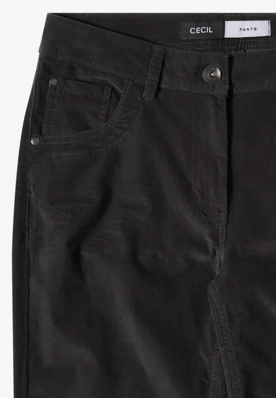 Schwarze Cordhose mit Gürtelschlaufen und seitlichen Eingrifftaschen.